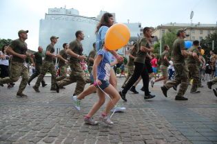 Більше 15 тисяч спортсменів та селфі з Кличком: У Києві відбувся "Пробіг під каштанами"
