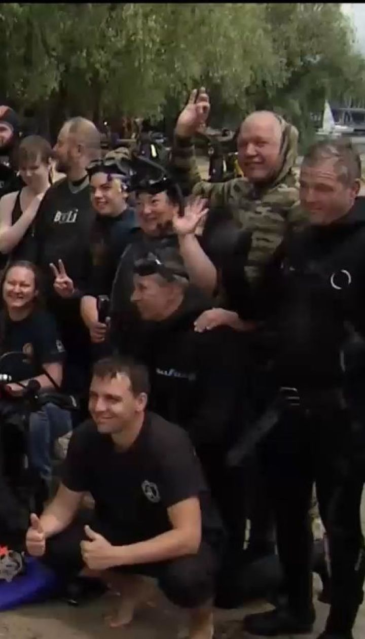 Дайвери із дна Дніпра дістали кілограми сміття