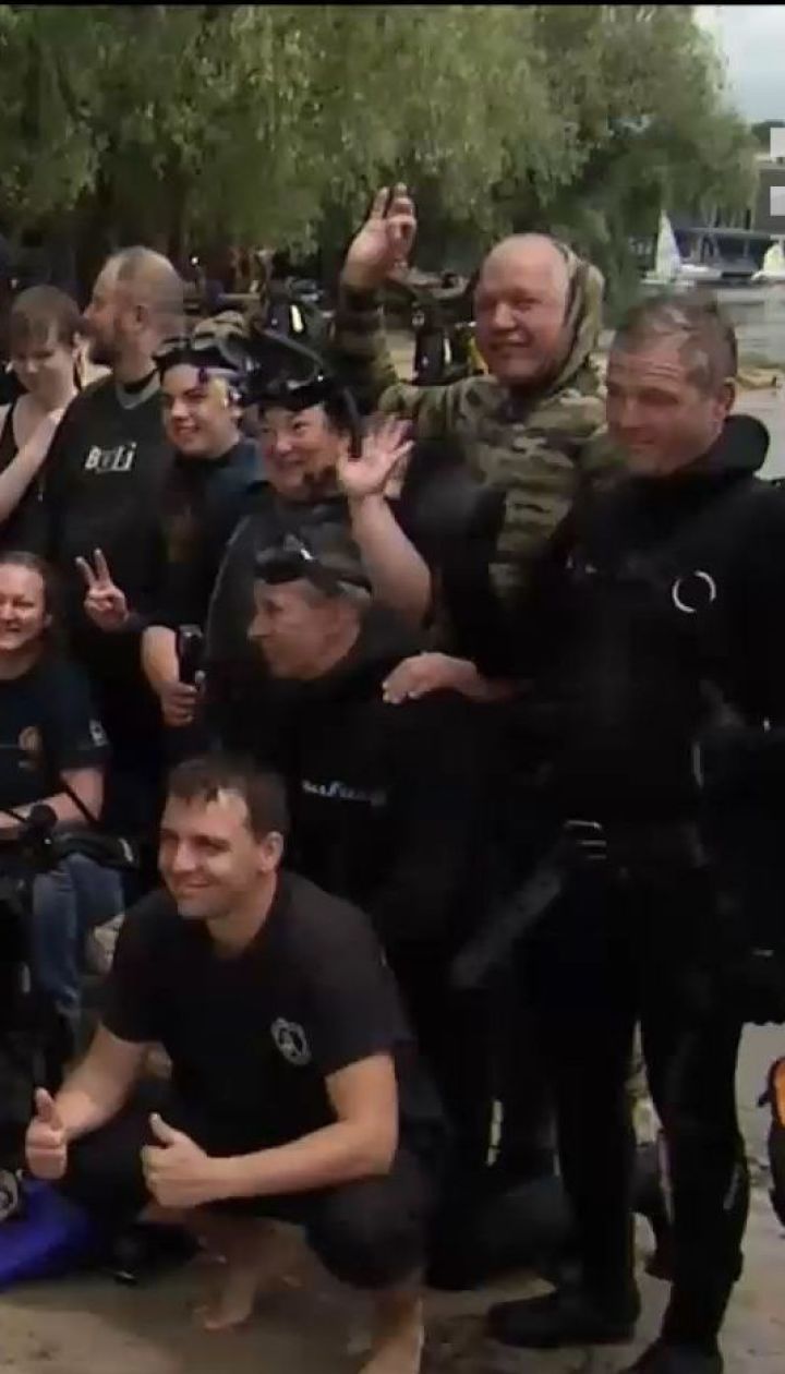 Дайверы со дна Днепра достали килограммы мусора