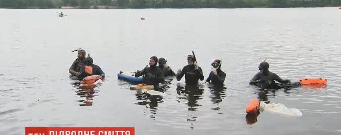 В Киеве дайверы-волонтеры убрали со дна Днепра килограммы мусора