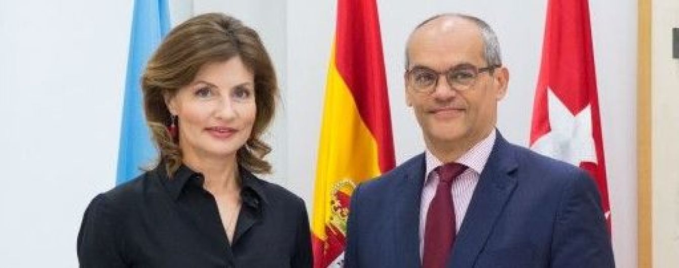 В деловом образе с яркими аксессуарами: Марина Порошенко встретилась с испанскими школьниками