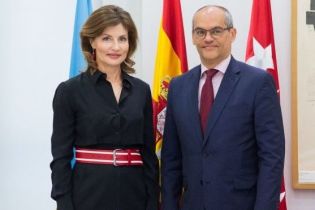 В деловом образе с яркими аксессуарами: Марина Порошенко встретилась с испанскими школьниками