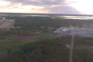 Лісову пожежу під Чорнобилем досі не загасили, вітер дме в бік Києва
