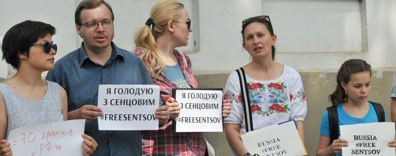 Пассажирам в аэропорту "Борисполь" раздают бесплатные наклейки FreeSentsov