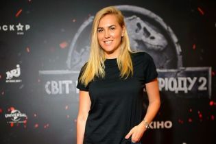 Яна Клочкова и племянница Ротару пришли на премьеру фильма в одинаковых кедах