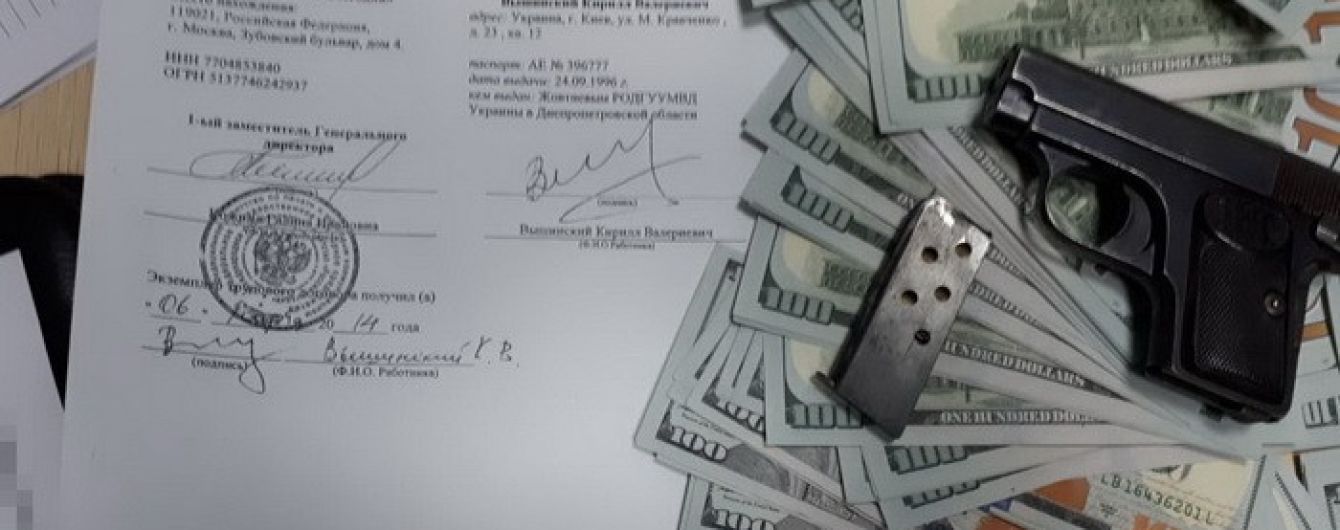 У руководителя "РИА Новости Украина" во время обыска нашли оружие и 200 тысяч долларов