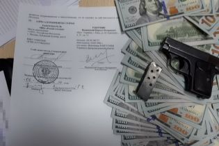 У руководителя "РИА Новости Украина" во время обыска нашли оружие и 200 тысяч долларов