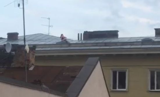 У центрі Львова зняли на відео пристрасну парочку, яка займалась сексом на даху багатоповерхівки