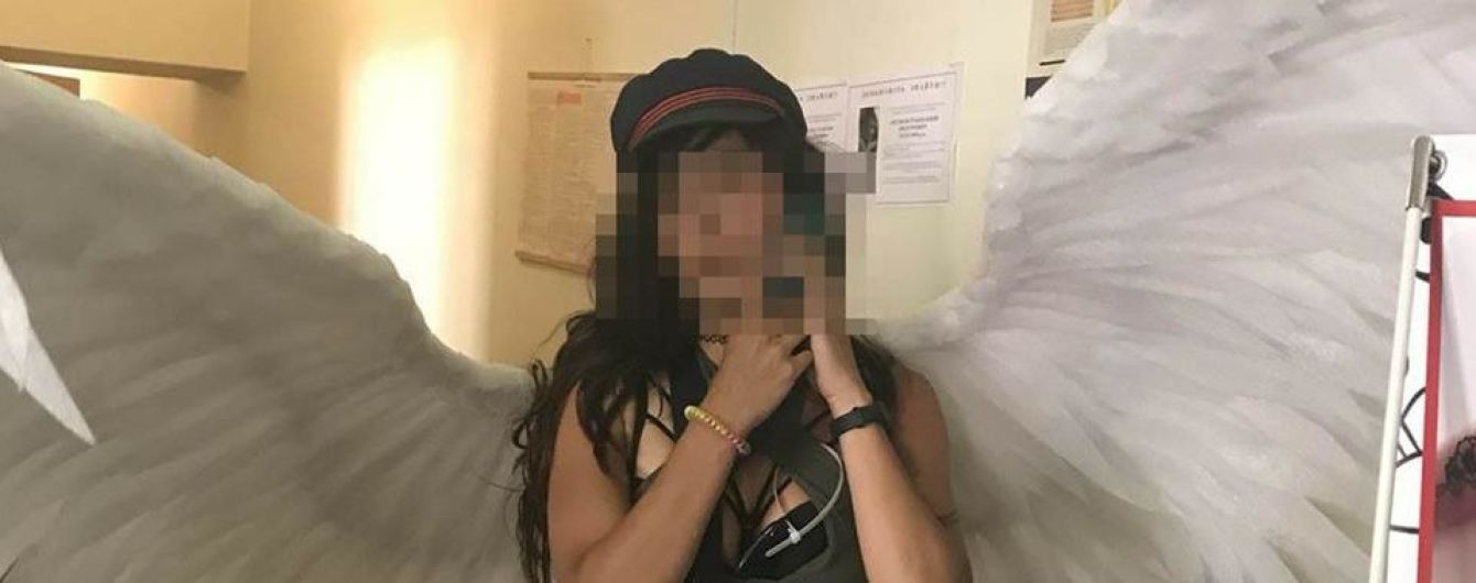 У Львові копи затримали "дівчину-янгола", яка на людях розмальовувала туристу голі сідниці
