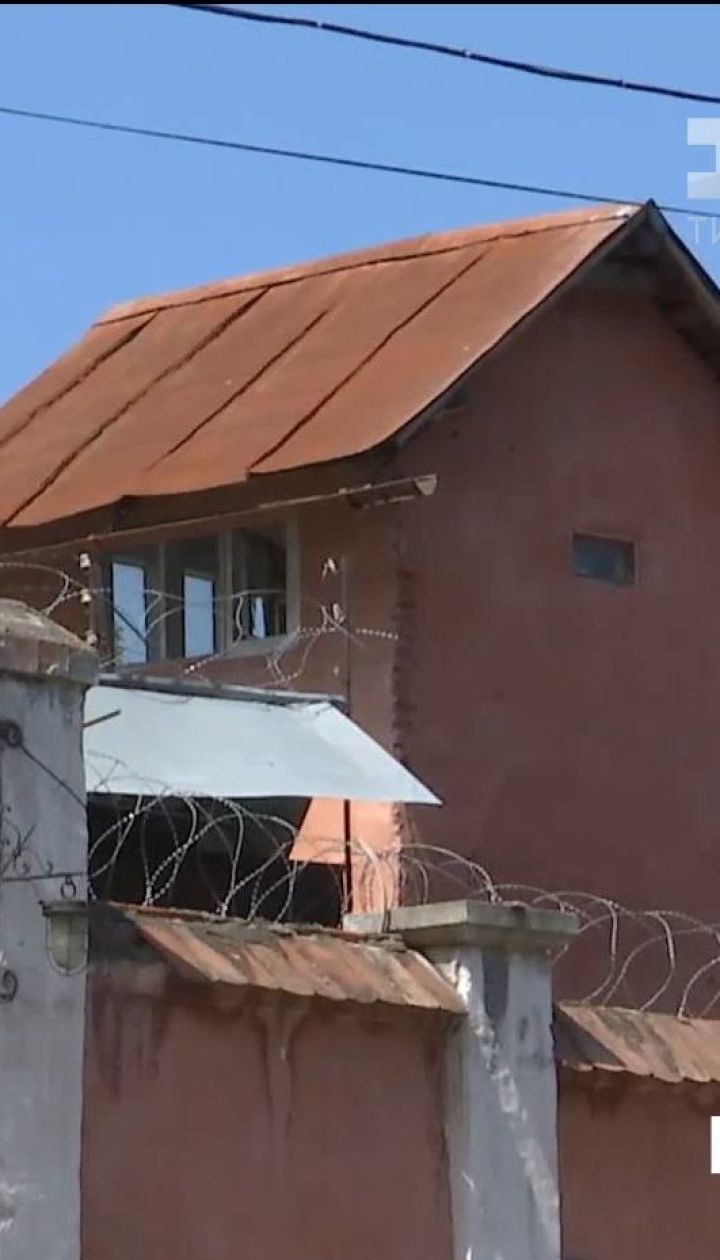 У Чернівцях родичі в'язнів СІЗО звинувачують конвоїрів та адміністрацію у побитті затриманих