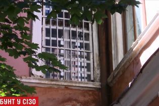 У Чернівецькому СІЗО спалахнув бунт в’язнів: рідні кажуть про жорстоке придушення і навіть одного загиблого