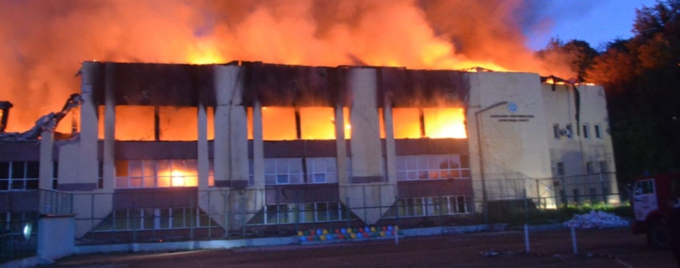 Масштабный пожар во Львове: горел спорткомплекс Минобороны