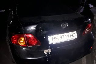 В Одессе автомобиль без водителя скатился по склону и сбил трех женщин