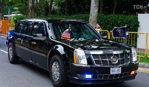 Cadillac, Mercedes и мотоциклы: как выглядели кортежи лидеров США и КНДР