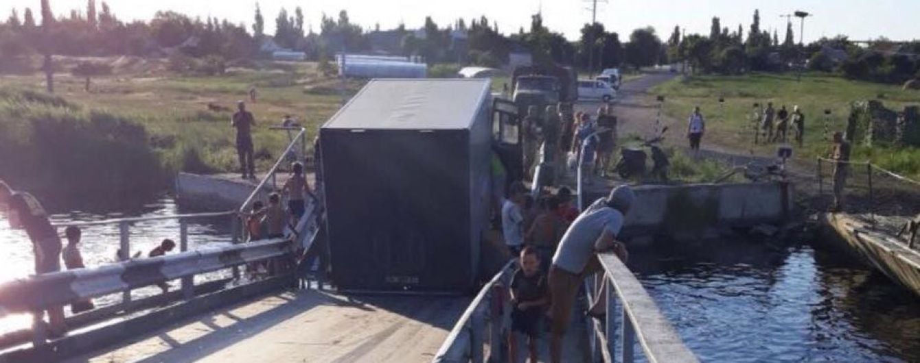 На Николаевщине под фурой провалился в реку мост