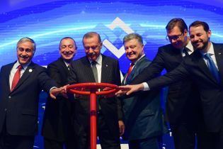Порошенко сподівається отримувати газ з Азербайджану через Румунію