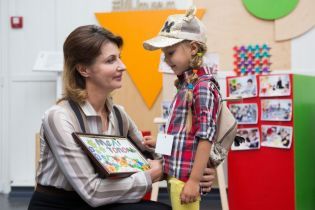 В полосатой рубашке и на шпильках: новый стильный образ Марины Порошенко
