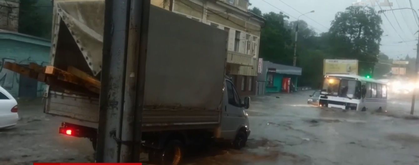 Град с гусиное яйцо и поваленные смереки: ураган наделал беды на Буковине и Закарпатье