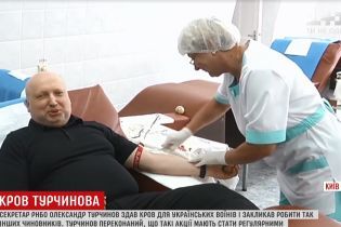 Турчинов призвал депутатов и чиновников сдавать кровь для военных