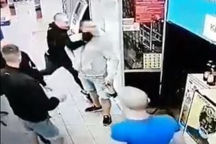 У Києві молодики жорстоко побили хлопця у супермаркеті: двох нападників оперативно затримали