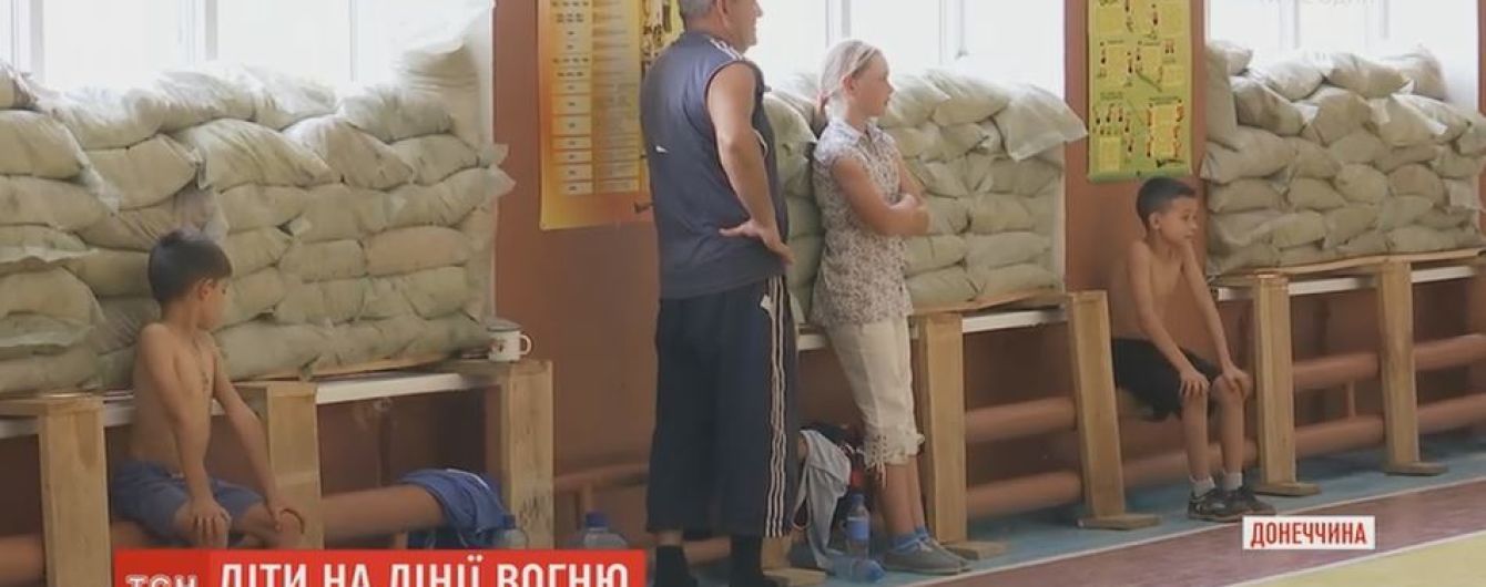 Діти з Мар’їнки змушені проводити літо у шкільних таборах за кількасот метрів від передової