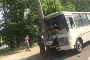 В Чернигове маршрутка въехала в столб, пострадали пять человек