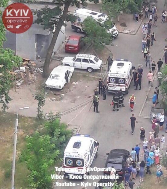 У Києві вибухнуло припарковане авто, постраждали четверо людей