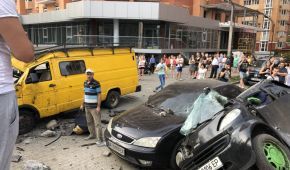 Страшная авария в Ирпене: водитель BMW на большой скорости снес остановку и разбил еще три автомобиля