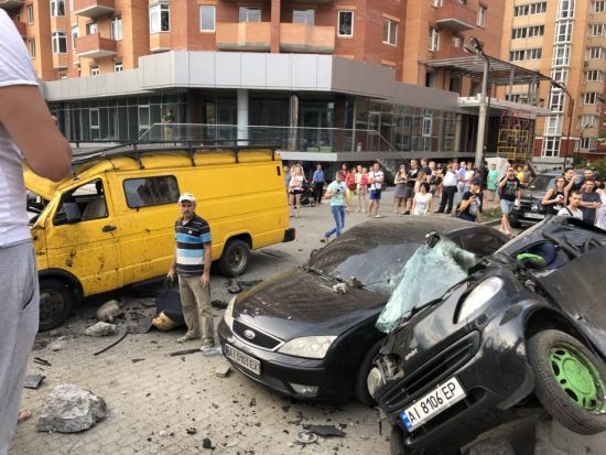 Страшная авария в Ирпене: водитель BMW на большой скорости снес остановку и разбил еще три автомобиля
