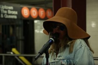 Неузнаваемая Кристина Агилера в шляпе и очках выступила в метро