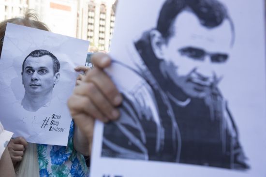 У центрі Москви затримали митців, які роздавали листівки для іноземців на підтримку Сенцова