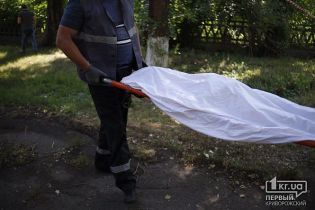 У Кривому Розі біля лікарні виявили тіло оголеної дівчини
