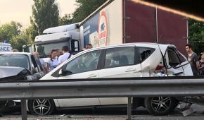 В масштабном ДТП в Киеве фура "помяла" четыре легковых автомобиля