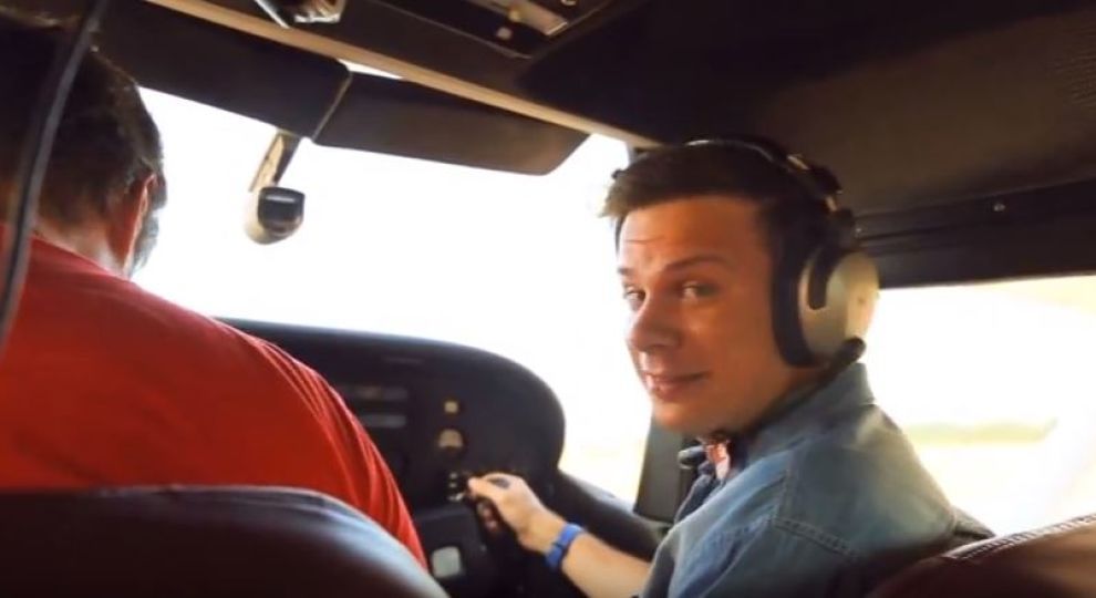 З’явилося відео, де Дмитро Комаров на літаку катає Катерину Осадчу над Києвом