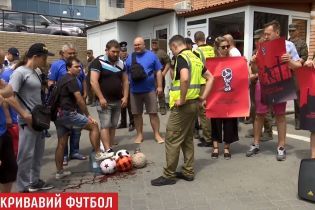 Консульство РФ в Одесі закидали "кривавими" футбольними м’ячами
