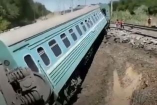 У Казахстані пасажирський поїзд зійшов з колії, загинув підліток