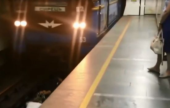 "Коли потяг наближався, було дуже страшно": зачепер розповів про суботню витівку на рейках київського метро