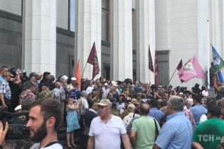 До мітингувальників під ВР вийшли кілька депутатів