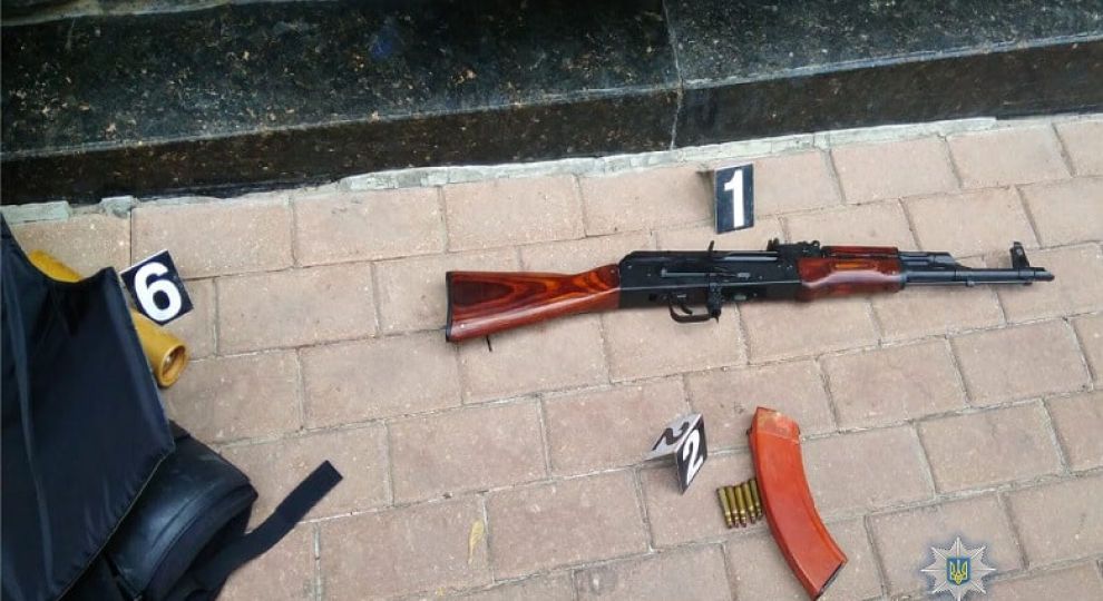 Затриманий в урядовому кварталі Києва підліток з арсеналом зброї "йшов стріляти депутатів" - ЗМІ