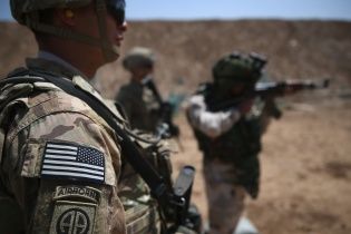 В США пакет с белым порошком отправил десять морпехов в больницу