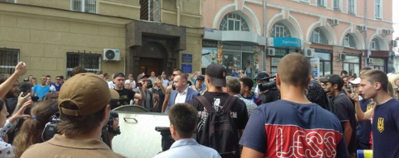 Сутички у міськраді Харкова: заступника мера кинули в смітник, депутати забарикадувалися в залі