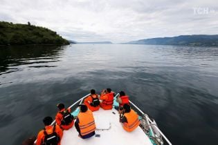 Опинились у пастці: після трагедії на поромі в Індонезії розшукують вже 190 пасажирів