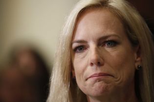 Возмущенные миграционной политикой люди вытурили министра США из мексиканского ресторана