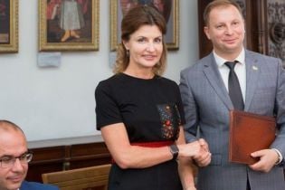 Марина Порошенко в платье с вышивкой посетила старинный дворец в Тернопольской области