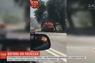 У столиці на ходу спалахнула "Газель" з макулатурою