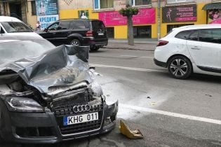У Тернополі іноземець на Audi з "євробляхами" влаштував масштабну ДТП за участю маршруток