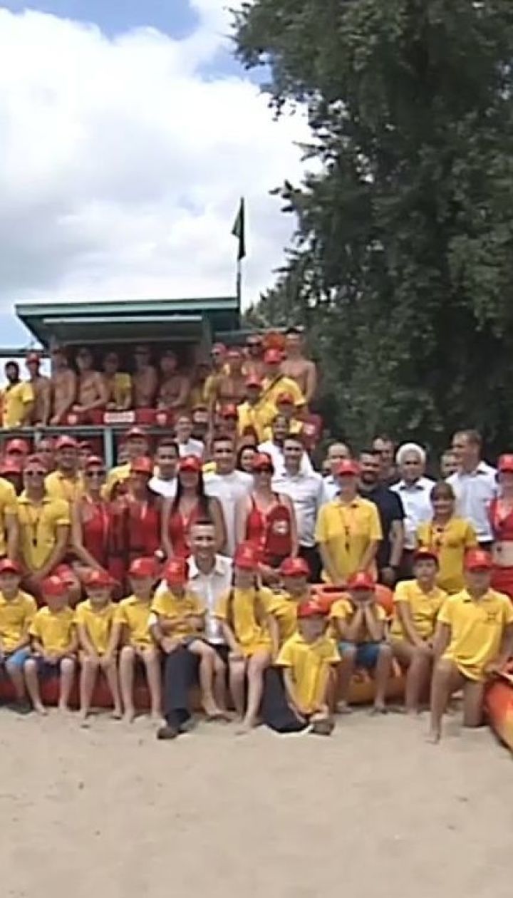 Багамський пісок і рятівники майже як з Малібу. Кличко проінспектував оновлені київські пляжі