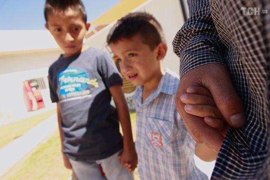 Трамп підписав указ, який забороняє забирати дітей у мігрантів на кордоні