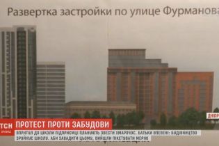 В Днепре застройщик захватил территорию и начал возводить небоскреб впритык к школе