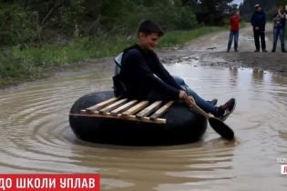 На Львівщині школярі зняли вірусний відеокліп про стан дороги, яку перепливають на покришках
